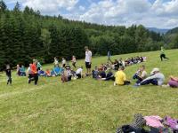 ke konci programu se par oddilu seslo na louce a usporadalo peskobrani.jpg